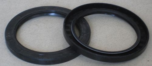 Oil seal to main shaft of a pellet mill